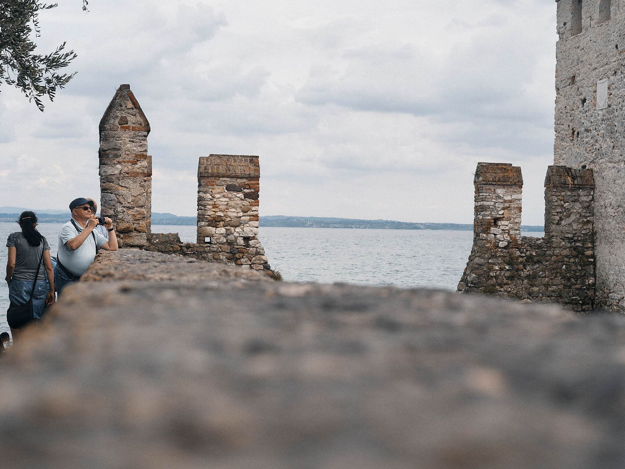 20250713_privatprivat_lakegarda_snapfirstlivelater_Capture_mhaupt_0227 Marcel Haupt Gardasee Tourism Smartphone Photography Social Critique