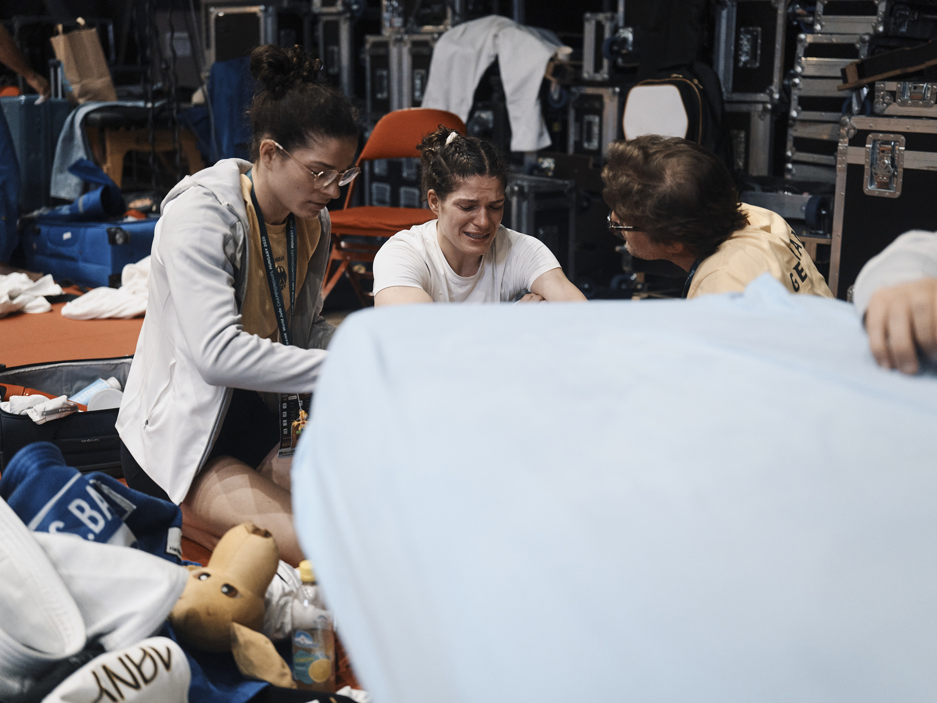 20250615_Ippongear_JudoWorldChampionships_Day03_b_mhaupt_0878 World-class judo athlete backstage preparation - Budapest 2025 championship photography